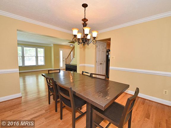 5th image of 704 Dewey Ct