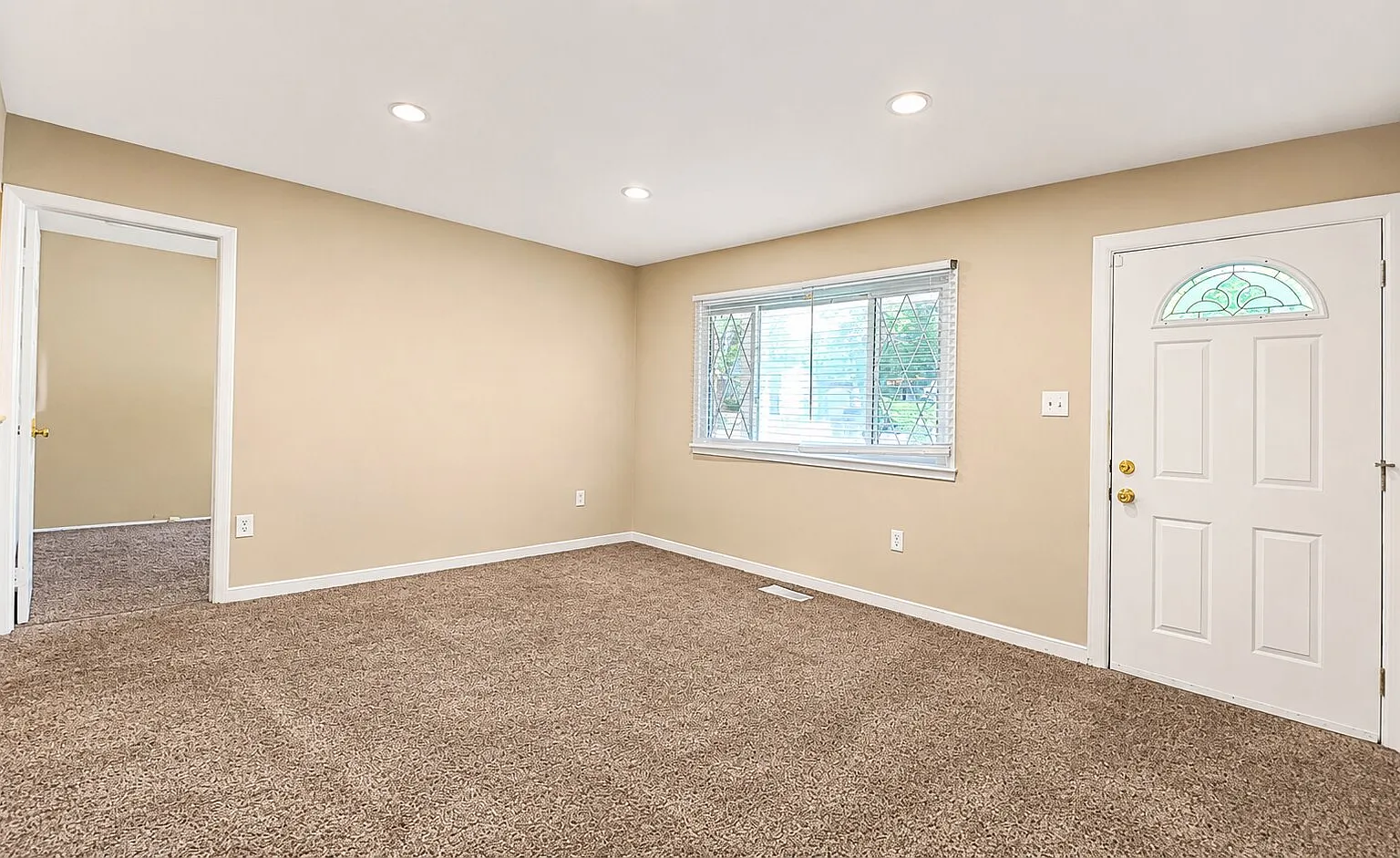 Fantastic!! 4 bedroom 1.5 bath — Photo 3