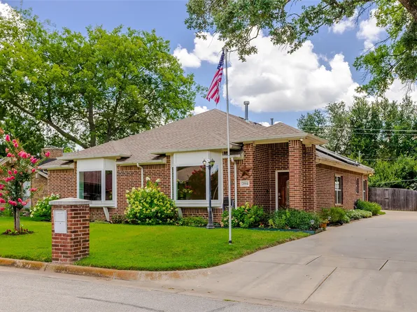 2004 Turf Club Dr, Arlington, TX 76017