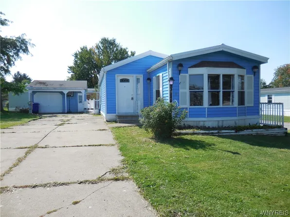 9 N Whispering Ln, Hamburg, NY 14075