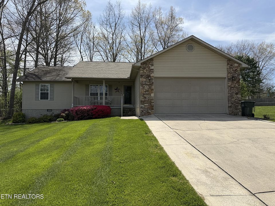 1st image of 365 Carriage Dr