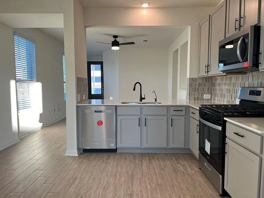 3 bed, 2.0 bath, 1234 sqft, $2,000 — Photo 2