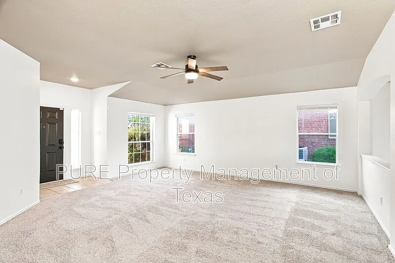 3 bed, 2.0 bath, 1843 sqft, $2,095 — Photo 4