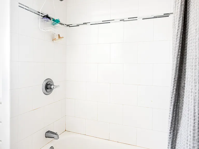 1042 Wayburn Ave — Photo 18