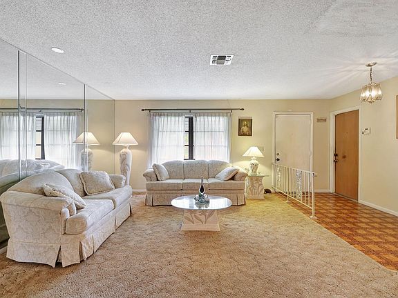 5th image of 555 SE Sunnybrook Terrace