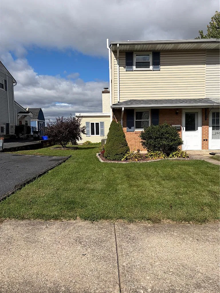 3 bed, 1.5 bath, 1134 sqft, $2,200 — Photo 1