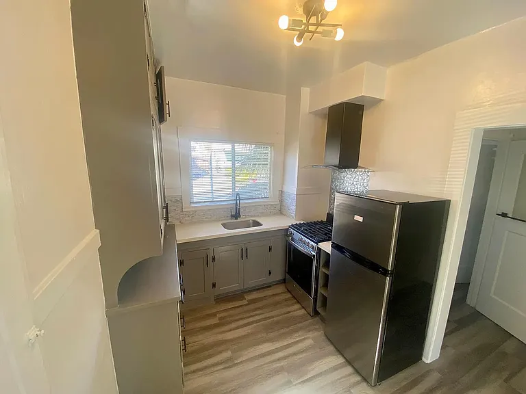 323 E 15th St #325 — Photo 5