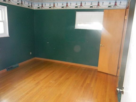 4th image of 26200 Forestview Ave