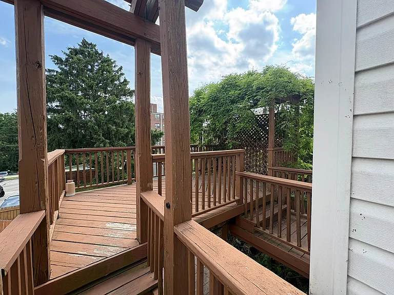 639 Martins Ln — Photo 2