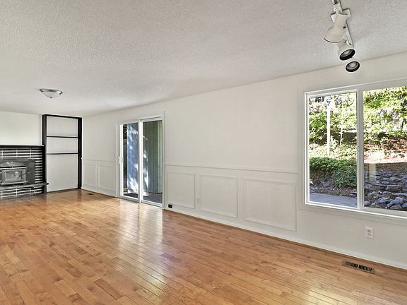 3rd image of 2186 Crosswoods Cir