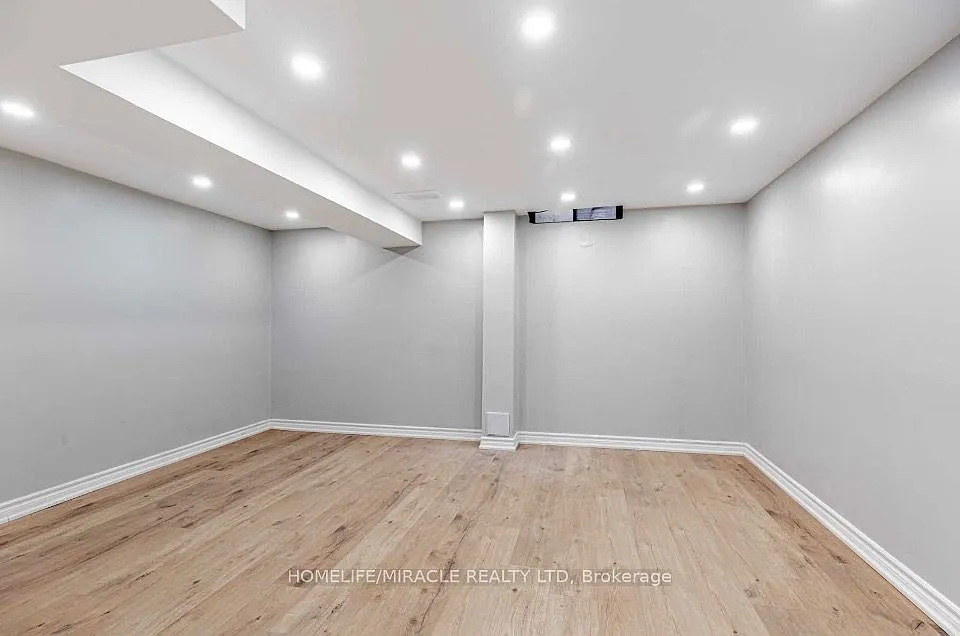 39 Wayford Cres S photo 1