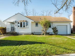 10 Mayflower Dr, Hicksville, NY 11801
