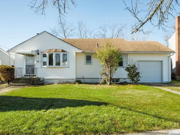 10 Mayflower Drive, Hicksville, NY 11801