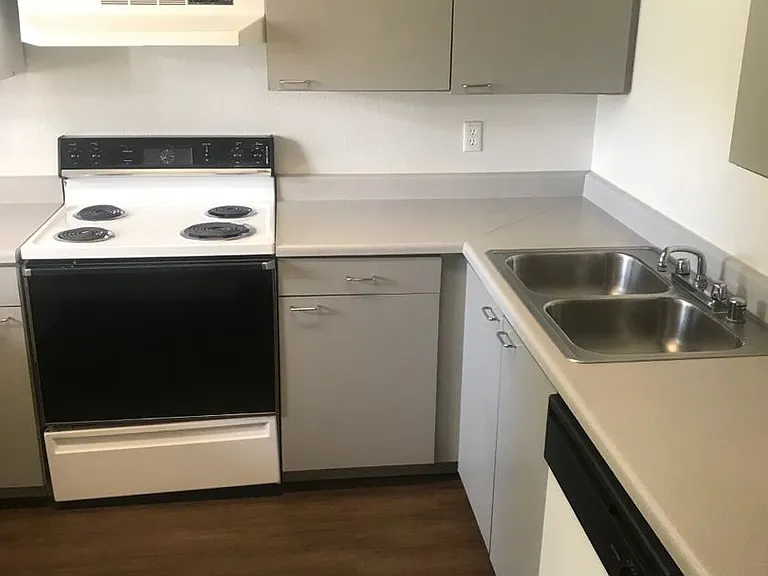 Regents Court Apartments — Photo 4