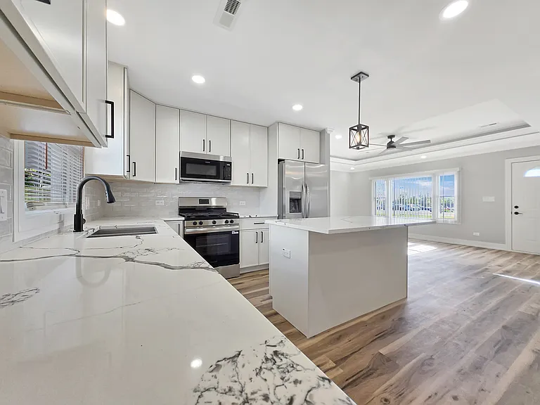 1912 Lawrence Ave — Photo 4