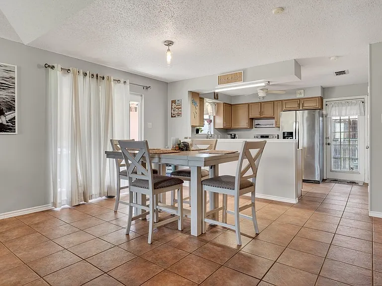 2300 Naples Dr — Photo 5