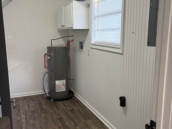 4th image of 74 Marilyn Dr