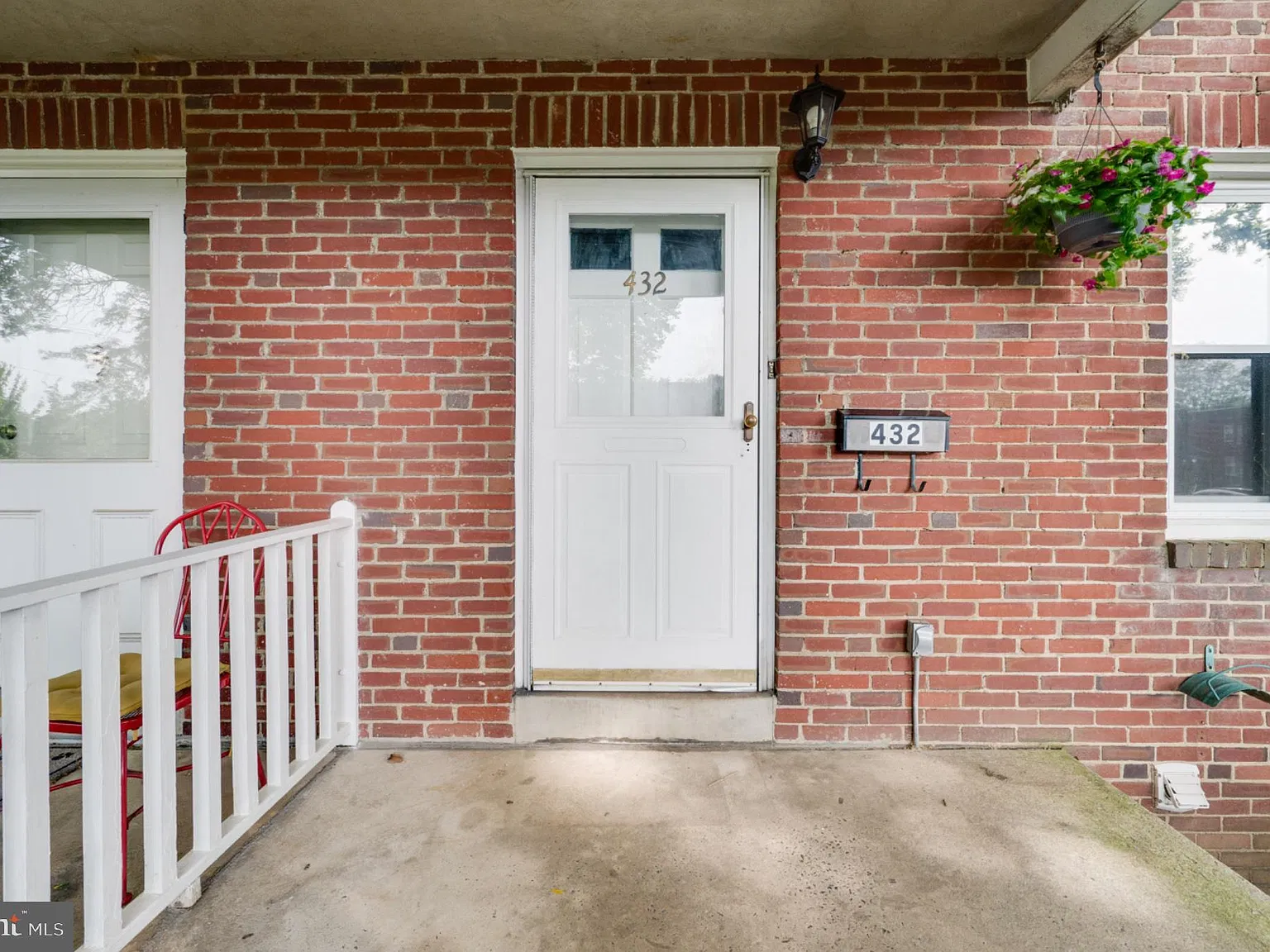 3 bed, 1.0 bath, 1120 sqft, $2,100 — Photo 3