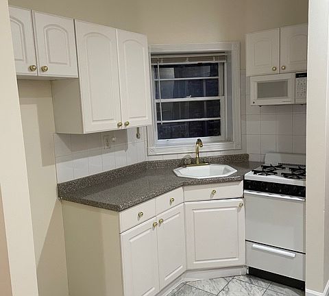 5th image of 347 E 61st St APT 2RE