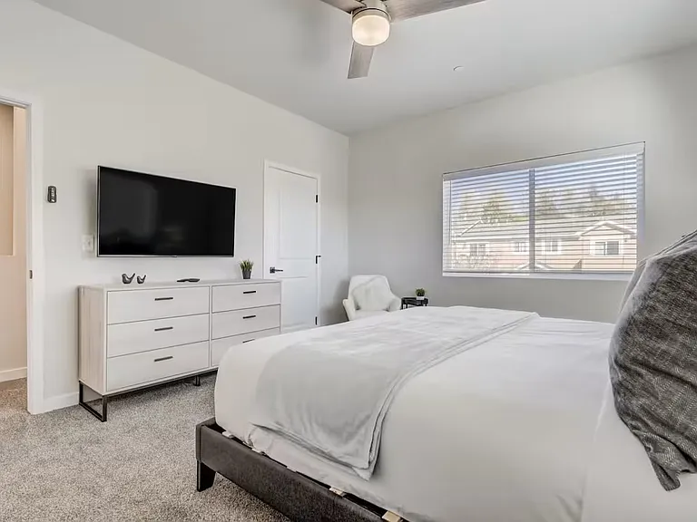 2220 E La Salle St — Photo 24