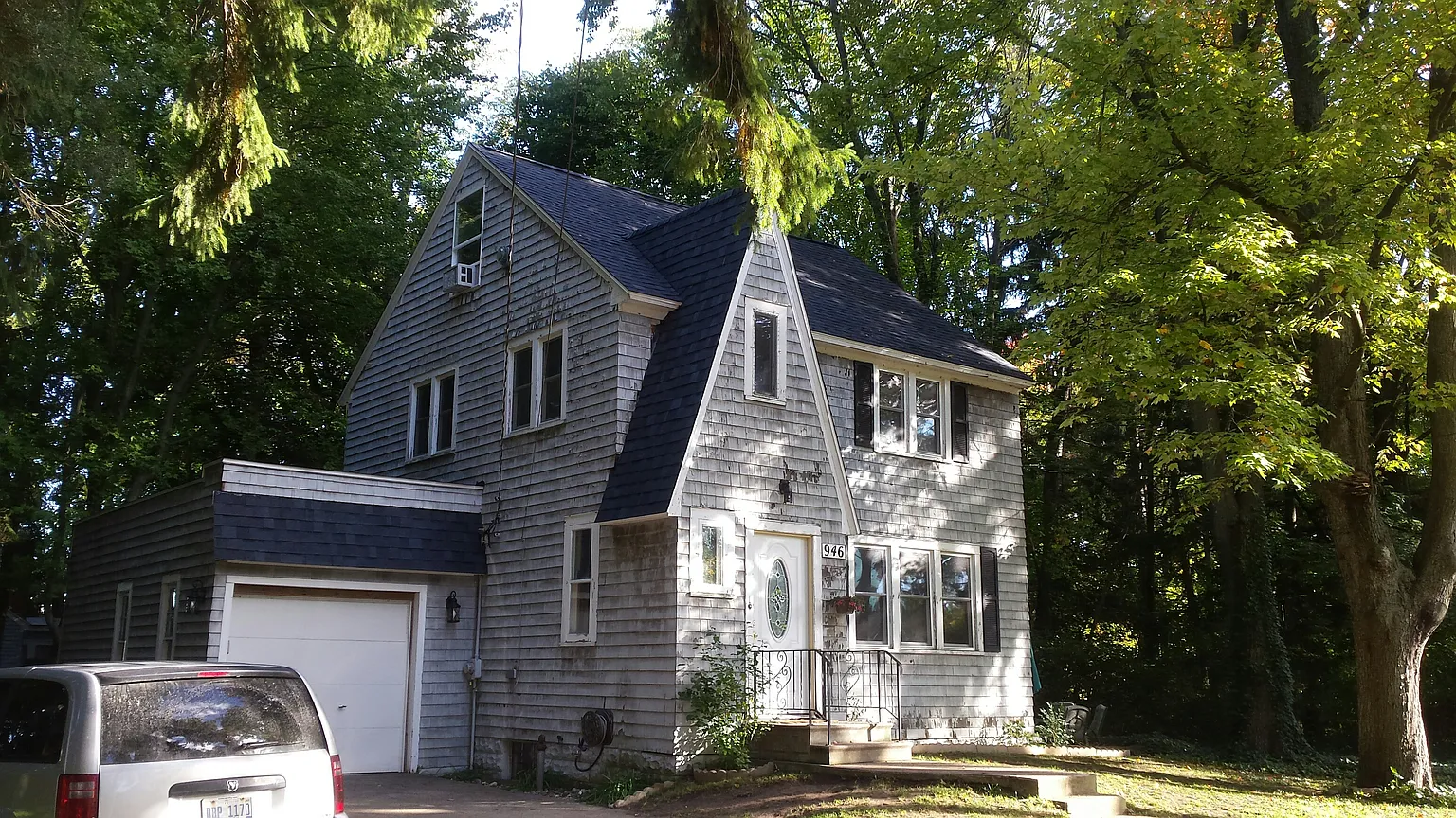 946 Petrie Ave photo 1