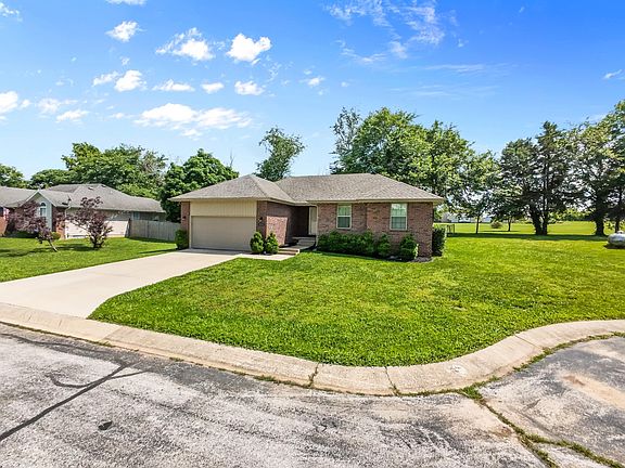 4th image of 210 Dogwood Street