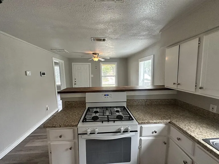 4611 Bradshaw St — Photo 4