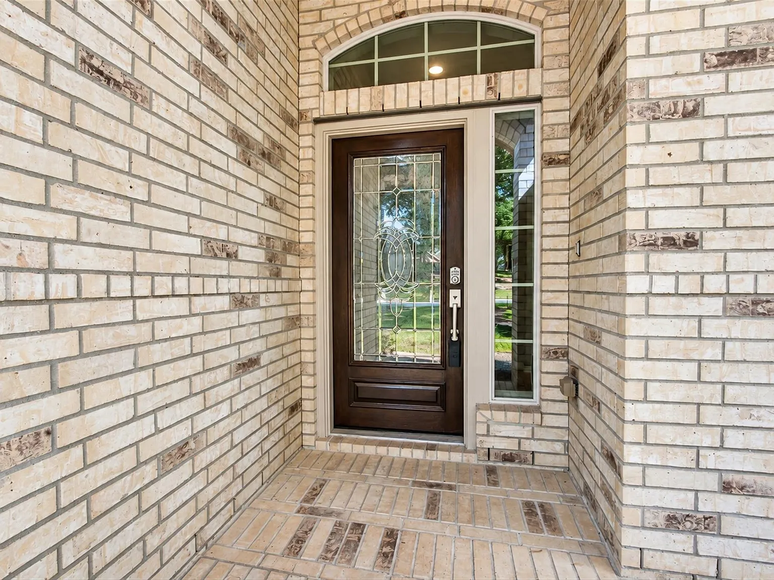 4 bed, 2.5 bath, 1959 sqft, $2,500 — Photo 2