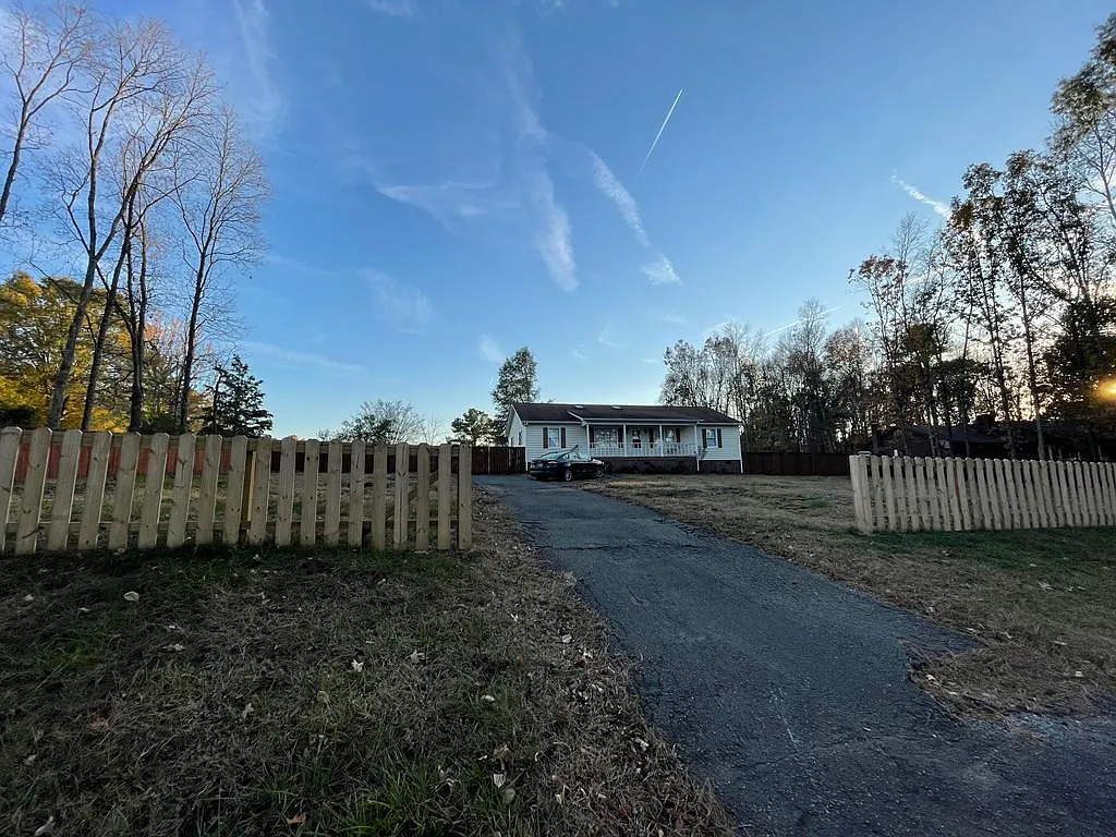 3 bed, 1940 sqft, $2,550 — Photo 3