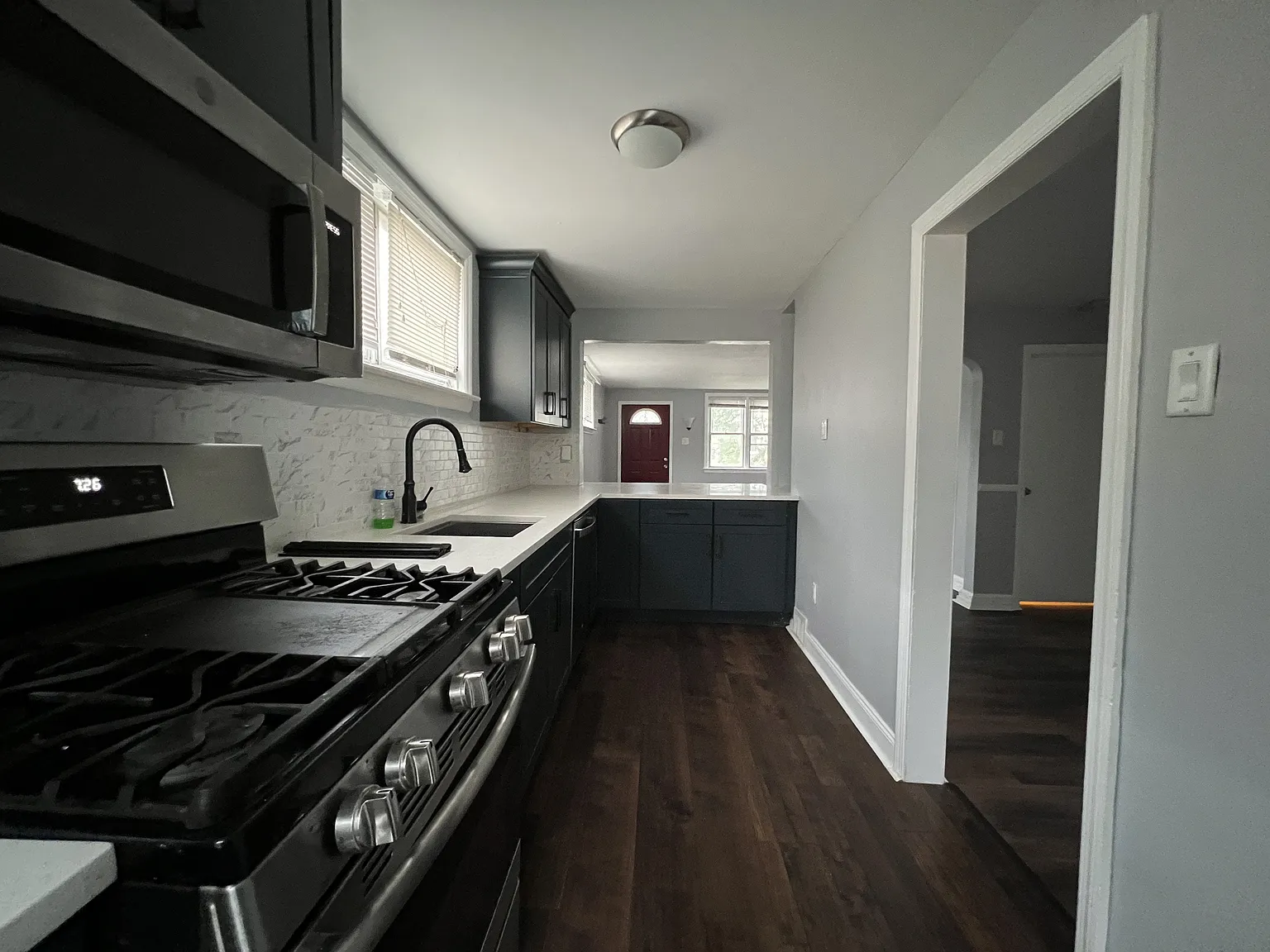 3 bed, 1152 sqft, $2,000 — Photo 3