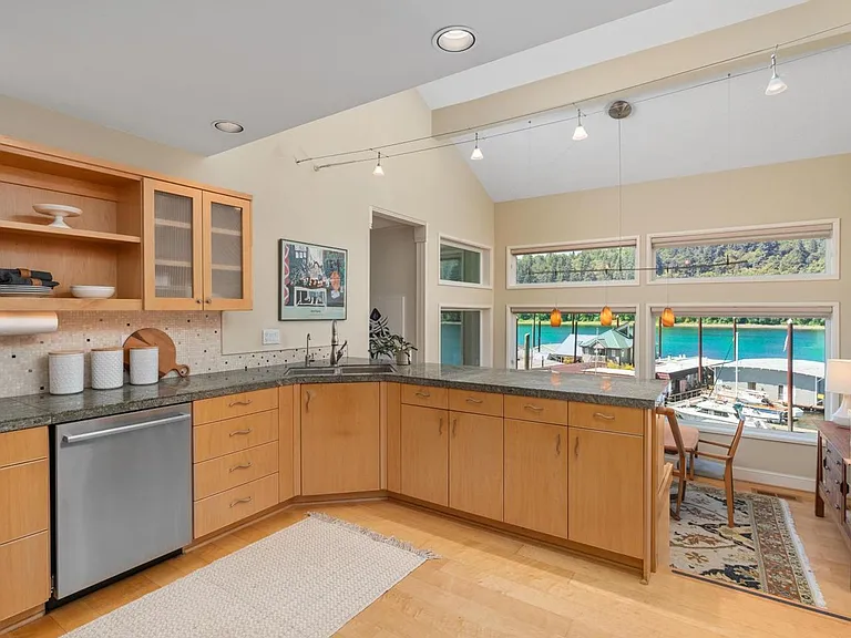 318 SE Spokane St #3 — Photo 9