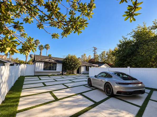23390 Ostronic Dr, Woodland Hills, CA 91367
