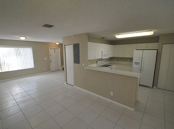 3rd image of 4457 SW 11th Pl