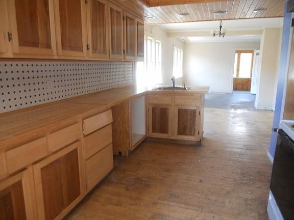 2nd image of 410 Alger Ave