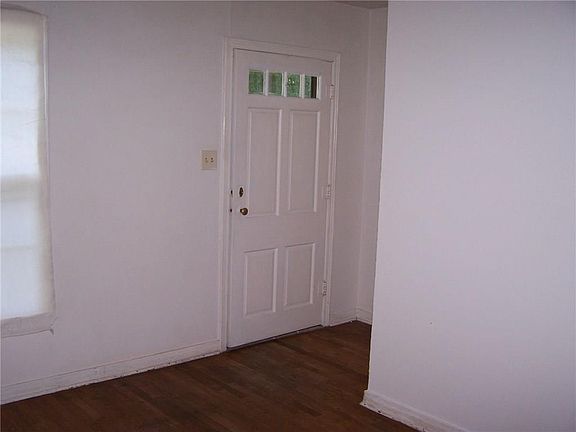 2nd image of 722 W Hanna St