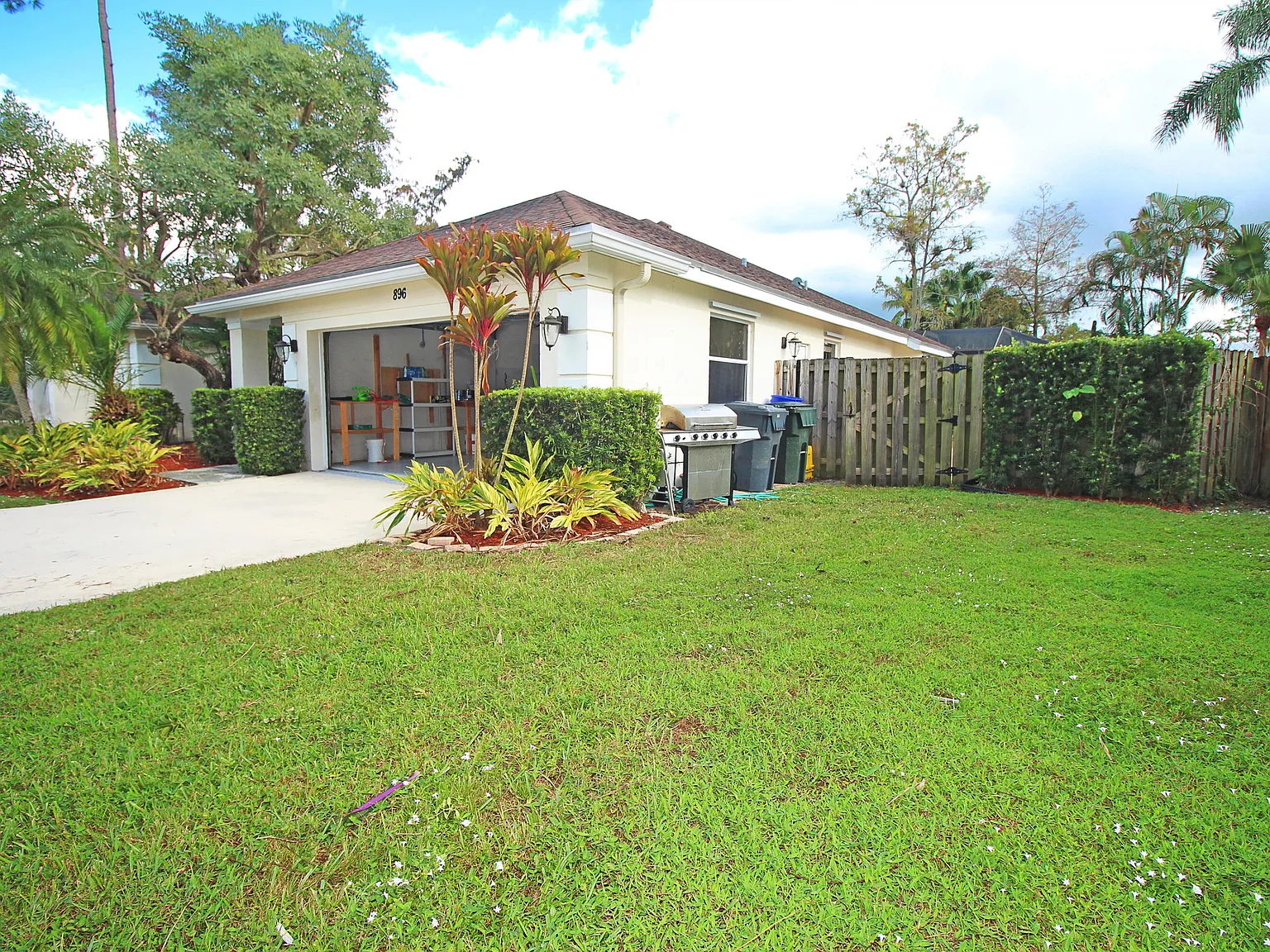 4 bed, 2.5 bath, 2476 sqft, $4,750 — Photo 2