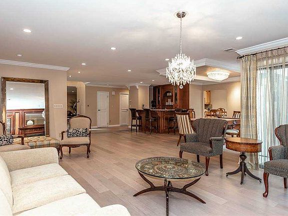 5th image of 310 Vista Dr