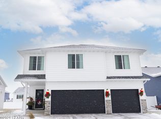 955 Cedar Burls Dr, Grand Forks, ND 58201