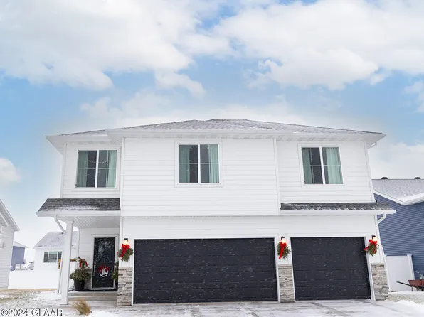 955 Cedar Burls Dr, Grand Forks, ND 58201