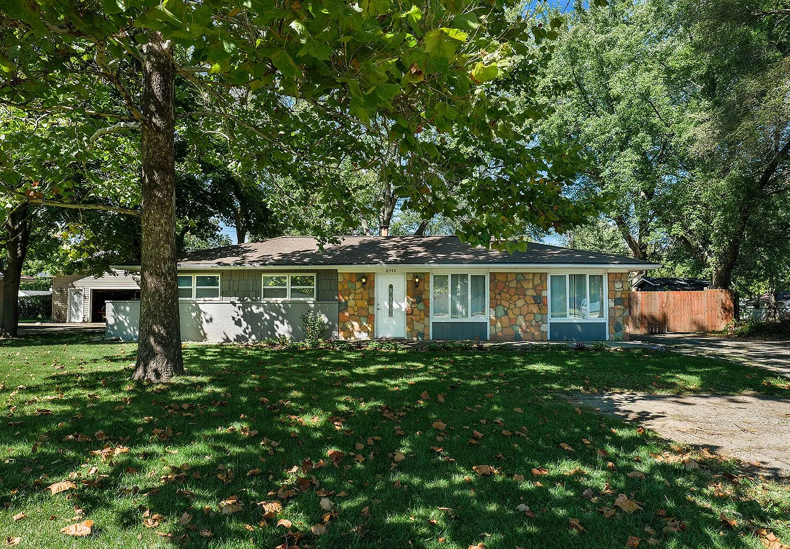 4 bed, 2327 sqft, $2,700 — Photo 2