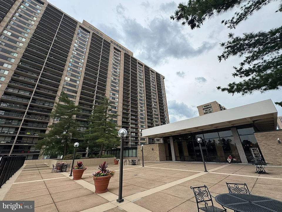 3705 S George Mason Dr #414S