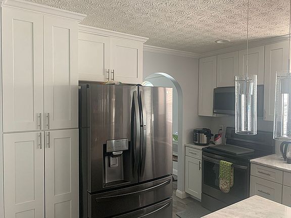 2nd image of 41 Knights Bridge Dr W