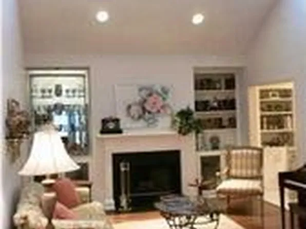 1028 Westgate Pl, Windy Hills, KY 40207