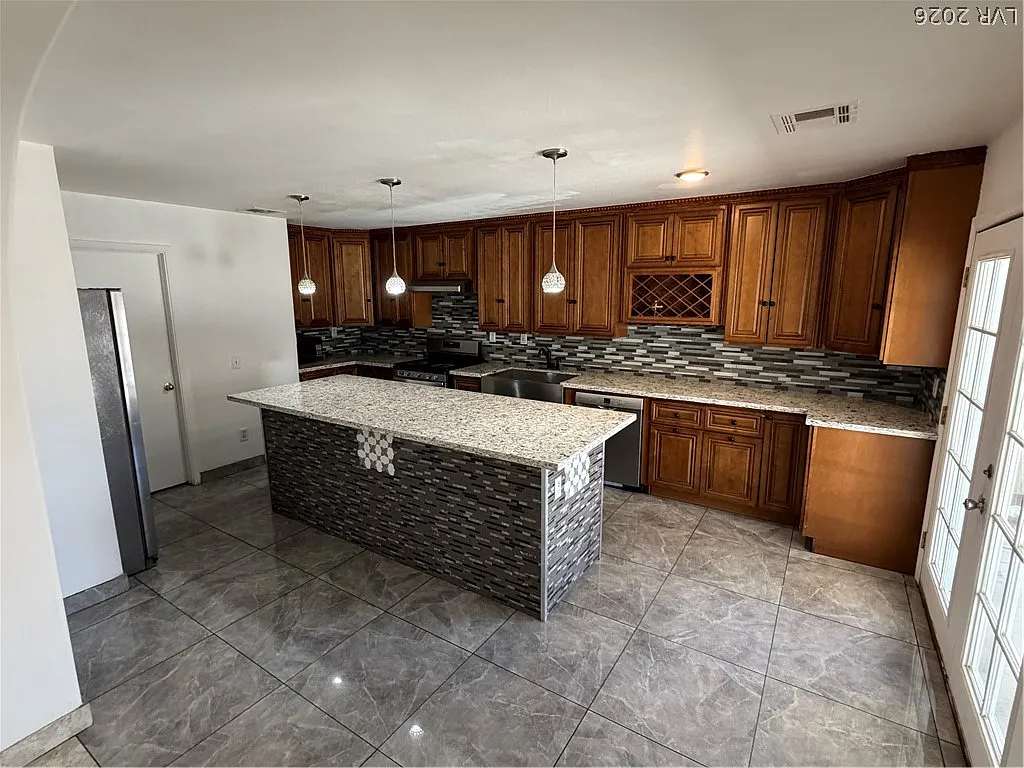 3 bed, 2.5 bath, 1370 sqft, $1,900 — Photo 3