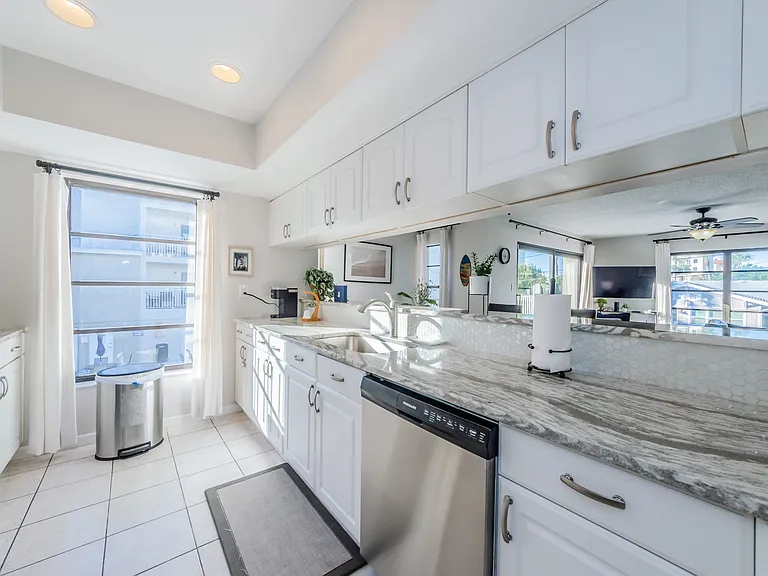15 Glendale St #1B — Photo 16
