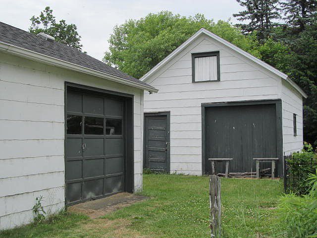 2nd image of 742 W Spring St