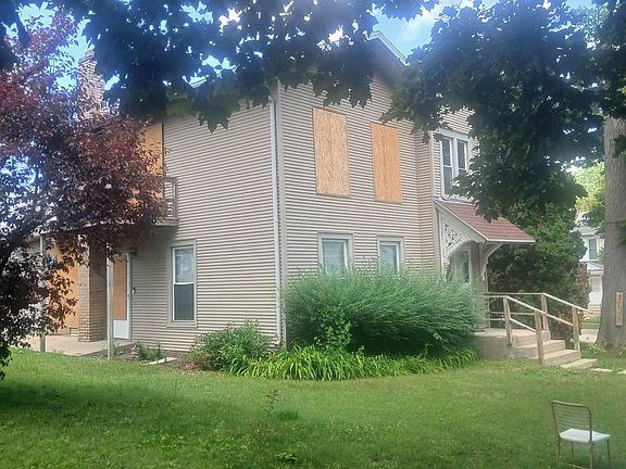 3rd image of 402 Ravine St