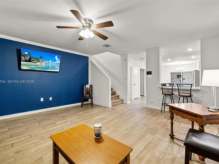 525 NE 6th Pl — Photo 8