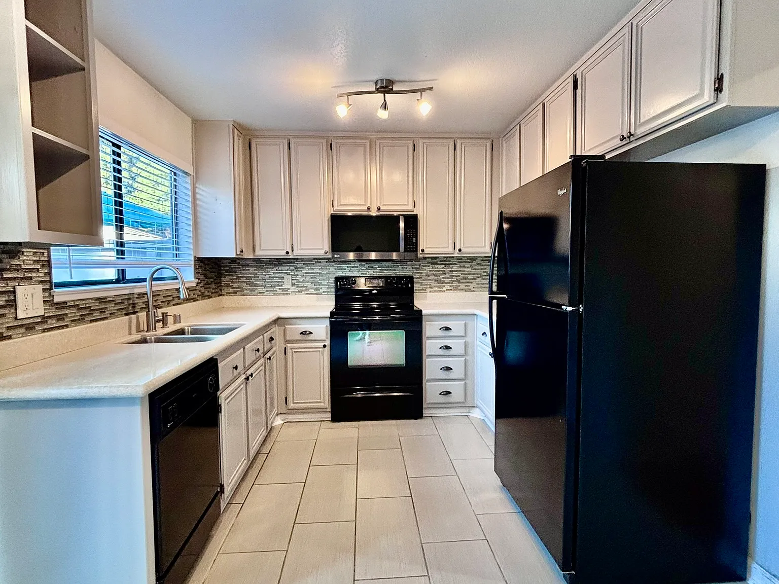 3 bed, 2.5 bath, 1268 sqft, $3,950 — Photo 3