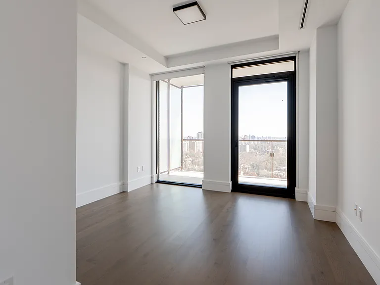 215 Lonsdale Rd — Photo 35